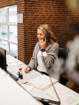Vriendelijke medewerkster van Depesche aan de telefoon
